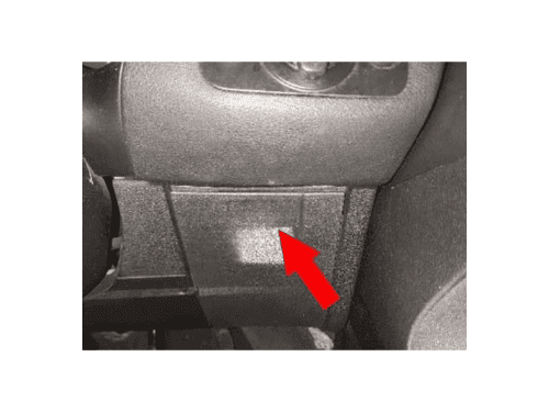 Flèche désignant le vide poche cachant la prise OBD2 sur Ford Mondeo 3 RHD