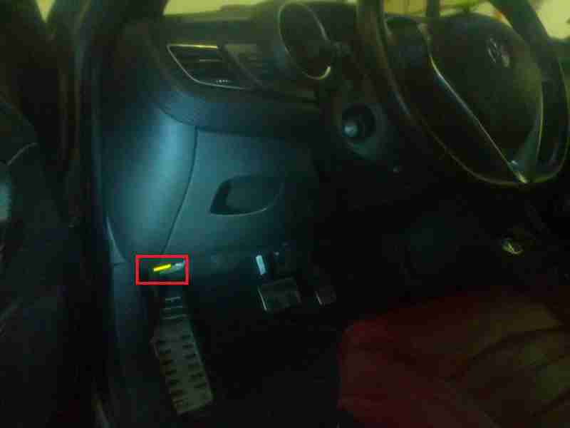 Photo montrant l emplacement de la prise OBD2 sur une Alfa Romeo Giulietta