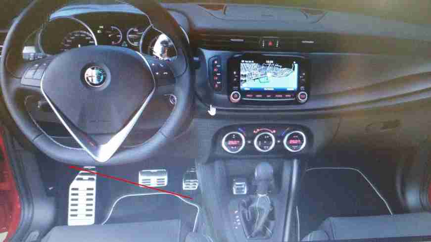 Emplacement de la prise de diagnostic OBD2 sous le volant d une Alfa Romeo Giulietta