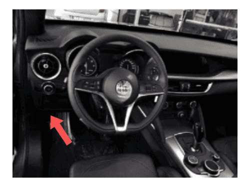 Flèche rouge montrant l emplacement de la prise OBD pour valise de diagnostic sur Alfa Romeo Stelvio