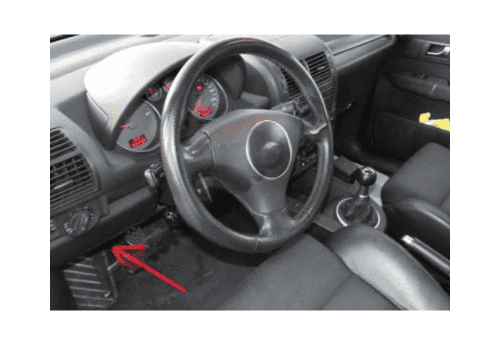 Flèche rouge indiquant l emplacement de la prise OBD pour diagnostic sur Audi A2
