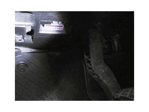 Localisation de la prise de diagnostic OBD2 au dessus du pedalier d une Audi A2