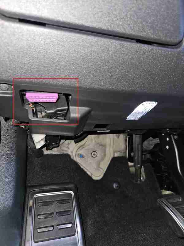 Emplacement de la prise OBD2 de diagnostic sous le tableau de bord d une Audi A3 Sportback