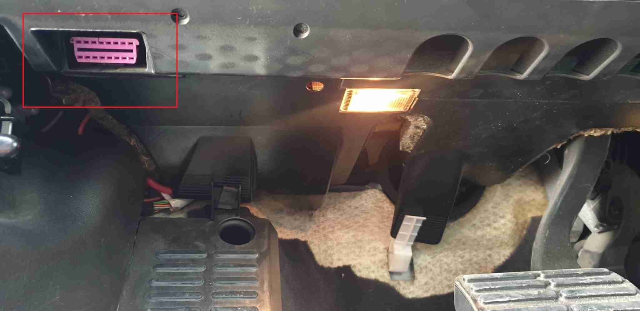 Emplacement de la prise de diagnostic OBD2 violette sous le tableau de bord d une Audi RS6 C5