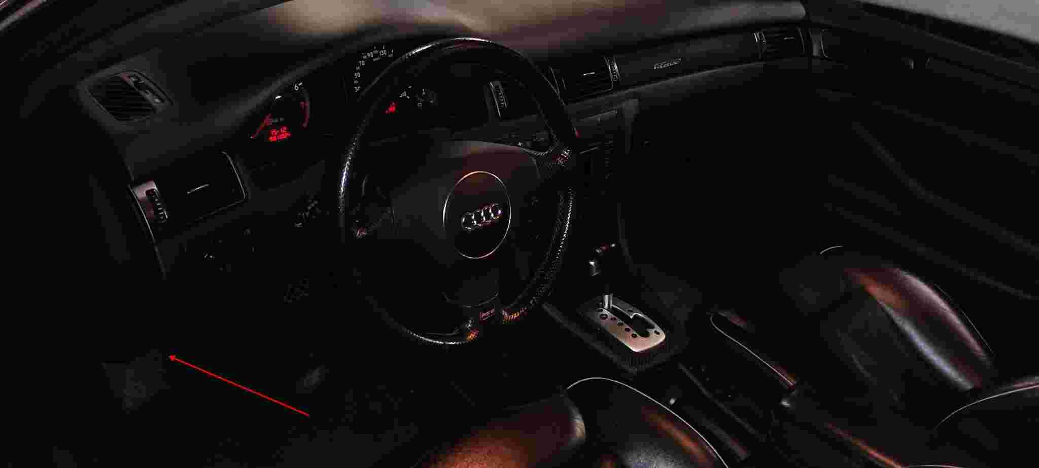 Indication de l emplacement de la prise OBD pour diagnostic dans l habitacle d une Audi RS6
