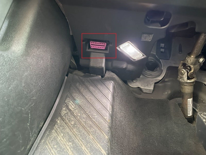Vue sur l emplacement de la prise OBD2 violette sous le tableau de bord d une Audi S5