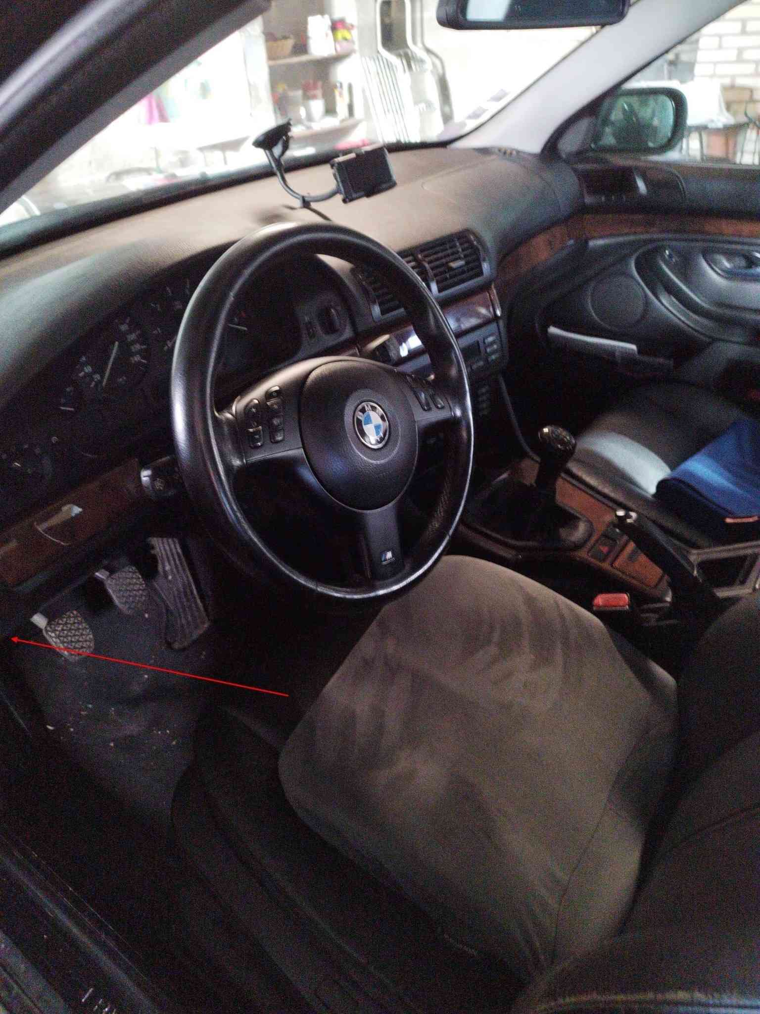 Flèche rouge indiquant l emplacement de la prise OBD2 sur une BMW 530d E39
