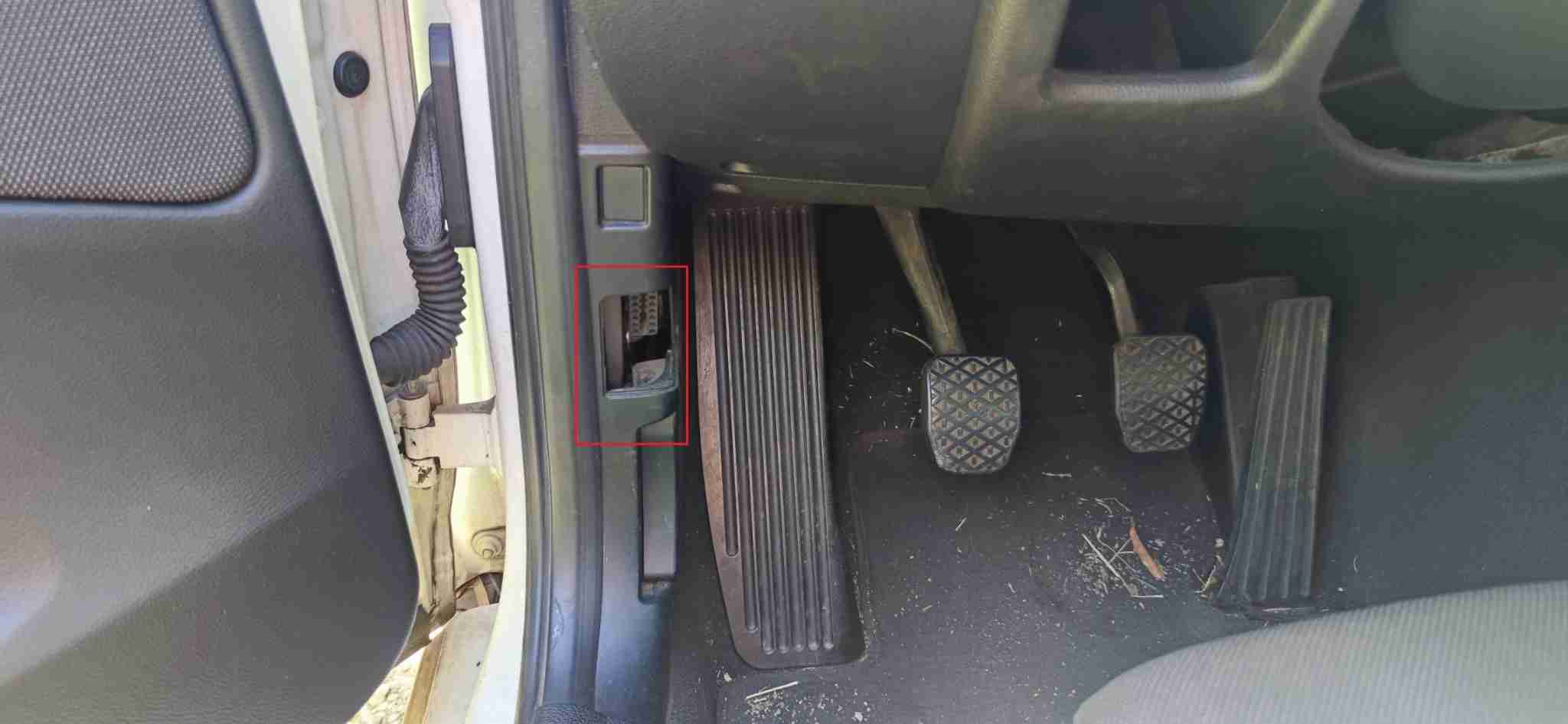 Emplacement de la prise OBD2 sur une BMW Série 1 118d sous le tableau de bord
