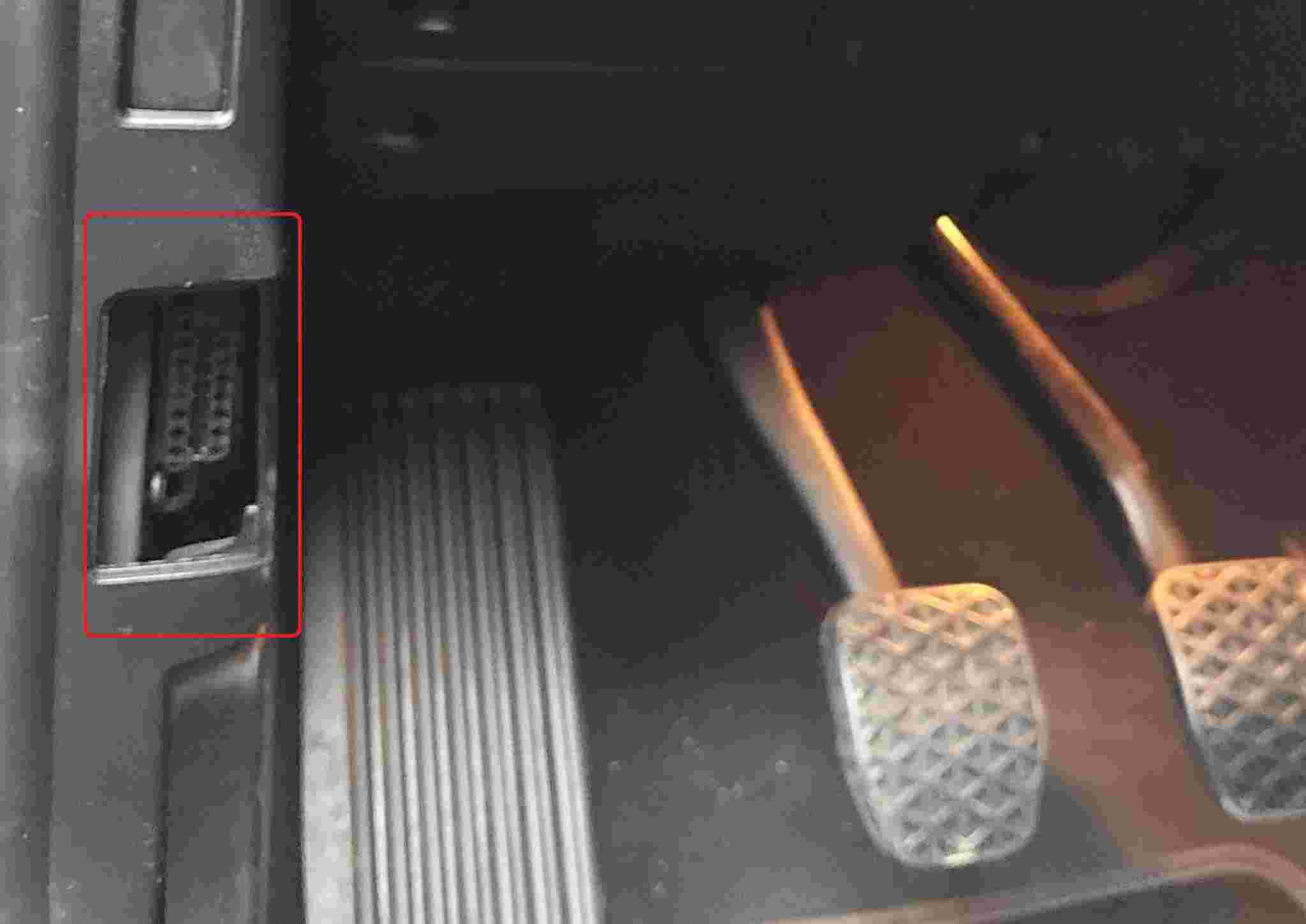 Localisation de la prise de diagnostic OBD2 sur une BMW Série 1 E87 près du pédalier