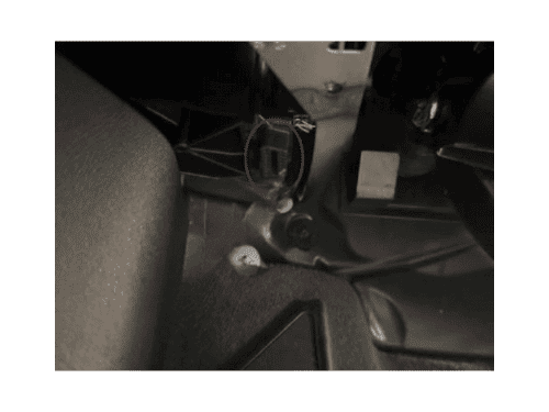 Photo montrant l emplacement exact de la prise diagnostic OBD2 sur une BMW Serie 1 F40