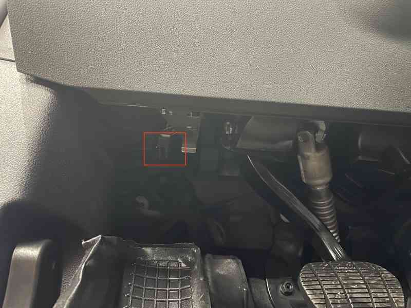 Emplacement de la prise OBD2 sous le tableau de bord d une BMW Serie 2 Gran Coupe