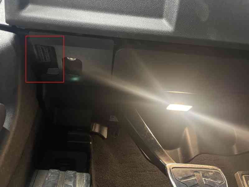 Localisation de la prise de diagnostic OBD2 sous le tableau de bord d une BMW Serie 3