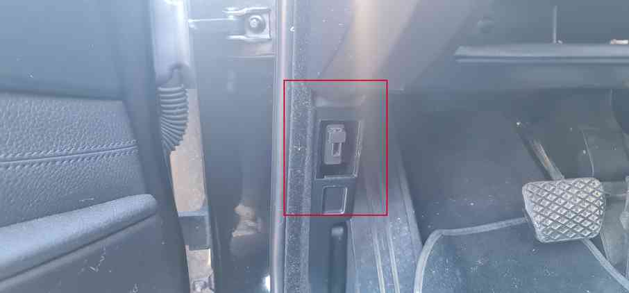 Emplacement de la prise de diagnostic OBD2 sur une BMW Série 5 E60 sous le tableau de bord
