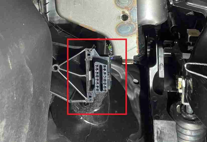 Emplacement de la prise de diagnostic OBD2 sous le tableau de bord d une BMW X2 xDrive F39