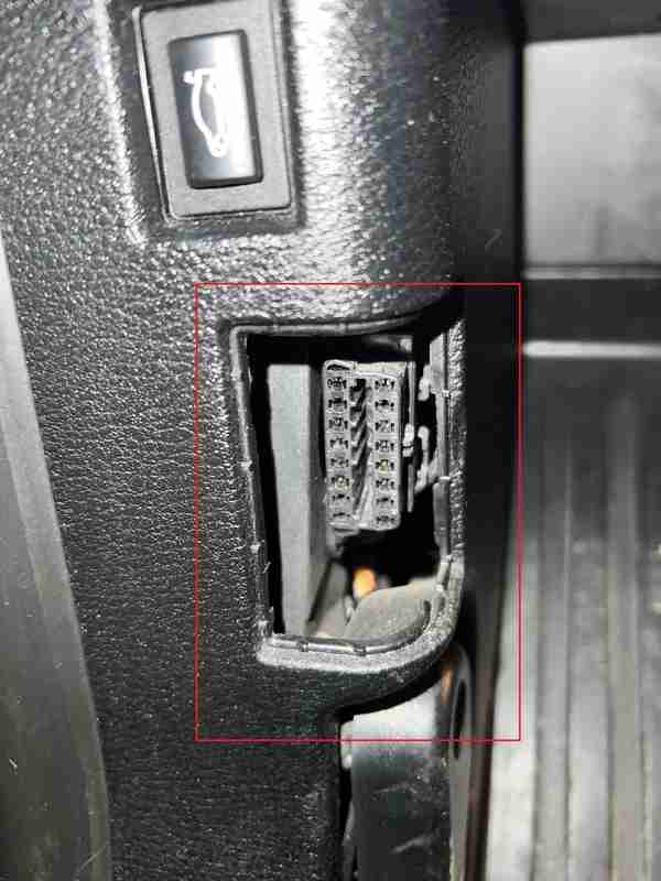 Emplacement de la prise de diagnostic OBD2 sur une BMW X3 F25