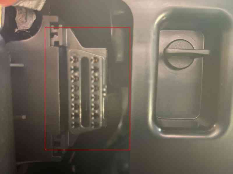 Emplacement de la prise de diagnostic OBD2 sur une BMW X3 M Competition