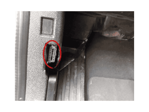 Prise de diagnostic OBD2 entouree en rouge sur une BMW X4 F26