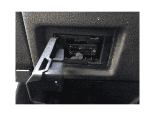 Prise de diagnostic OBD de couleur noire située sous le tableau de bord d'une BMW X5
