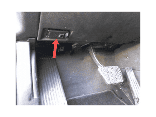 Localisation de la prise de diagnostic OBD sous le tableau de bord d une BMW X5