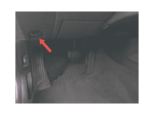 Prise de diagnostic OBD2 sous le tableau de bord d une BMW Z4 iCarsoft