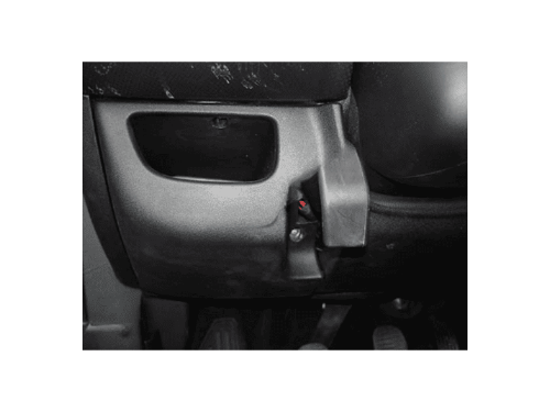 Emplacement de la prise OBD2 près de la boîte à fusibles sur une Fiat Bravo 2 pour diagnostic