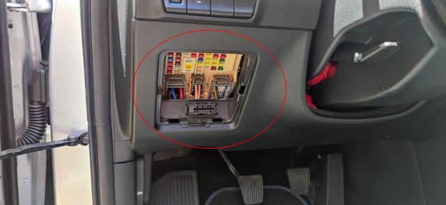 Accès à la prise de diagnostic OBD2 et à la boîte à fusibles sous le tableau de bord
