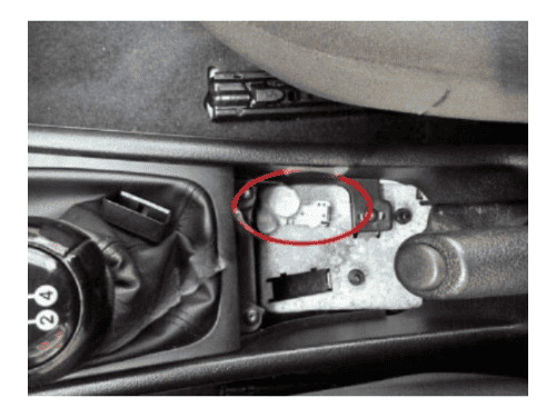 Localisation du connecteur de diagnostic OBD2 blanc sous la console centrale d'une Chevrolet Astra G