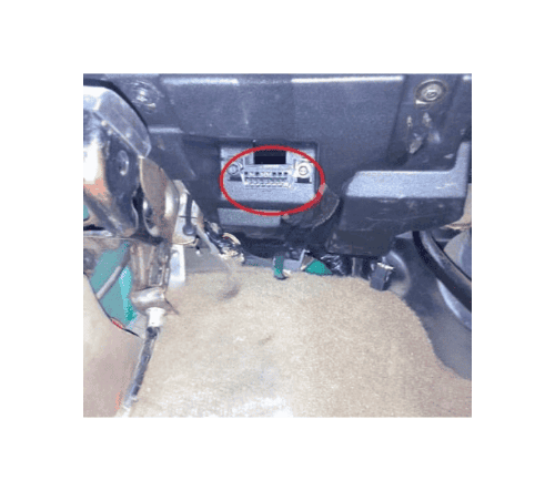 Prise de diagnostic OBD2 entouree en rouge sous le tableau de bord d un Chevrolet Blazer