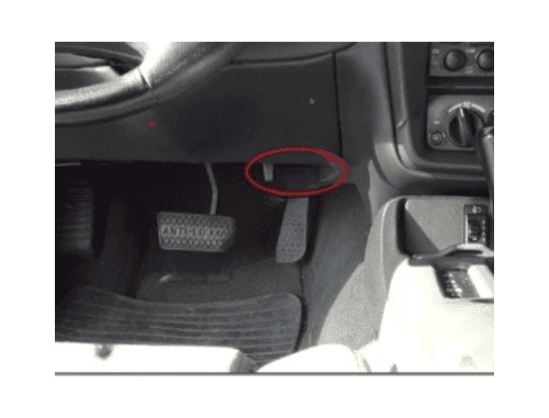 Localisation de la prise de diagnostic OBD2 sous le volant d une Chevrolet Camaro