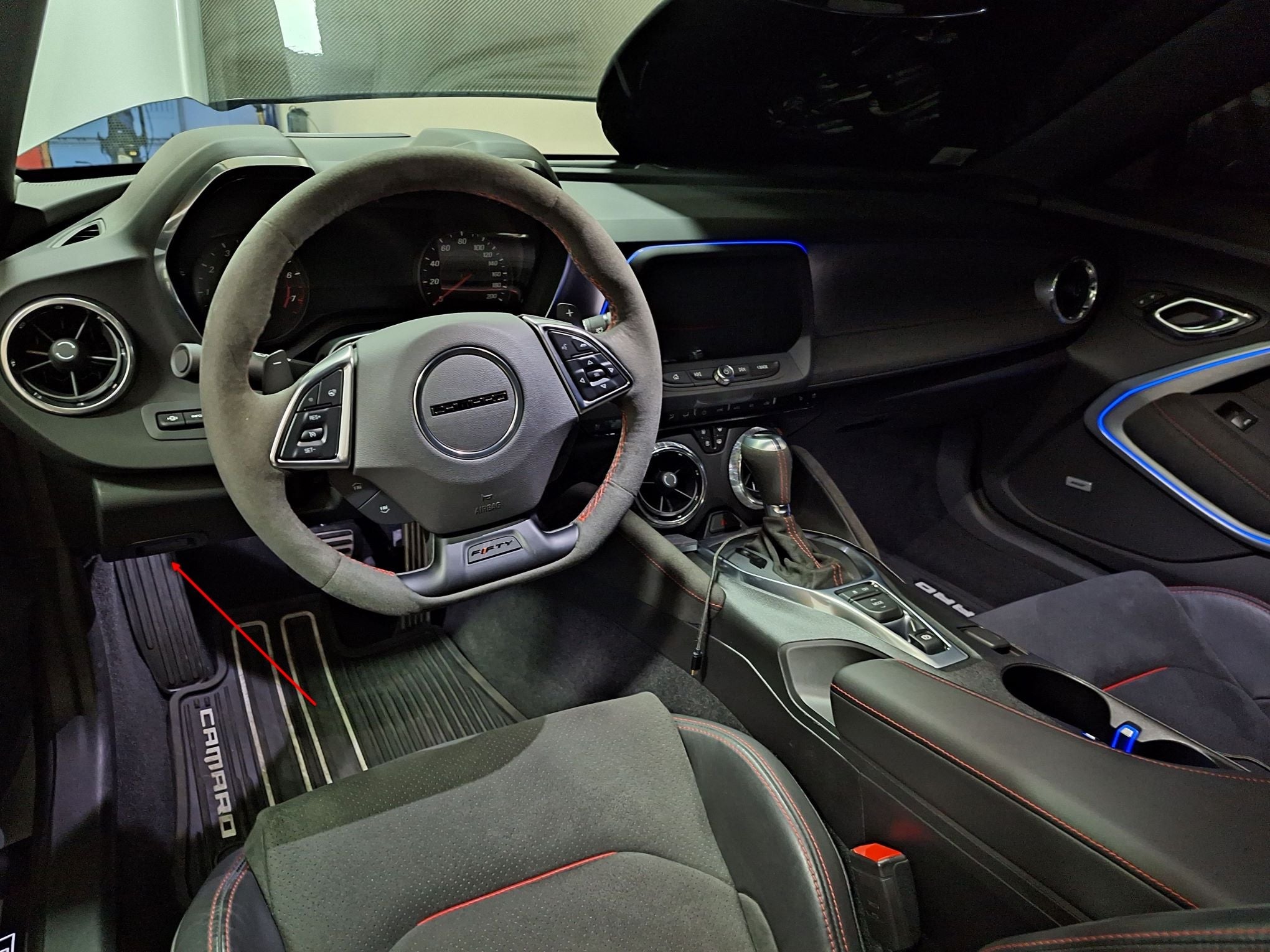 Fleche rouge indiquant l emplacement de la prise OBD pour valise de diagnostic sur une Chevrolet Camaro