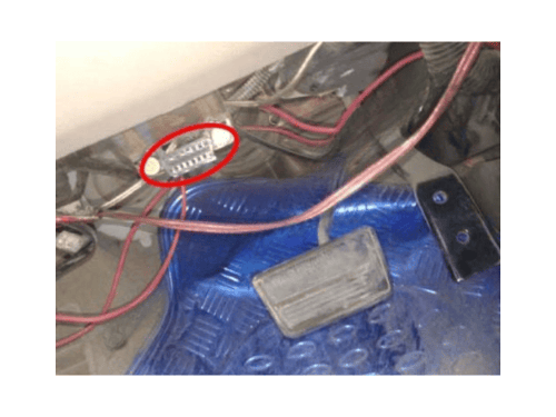 Emplacement de la prise OBD de diagnostic sous le tableau de bord d une Chevrolet Cavalier 3