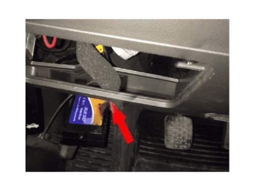 Localisation de la prise de diagnostic OBD2 sous le volant d une Chevrolet Cobalt 2