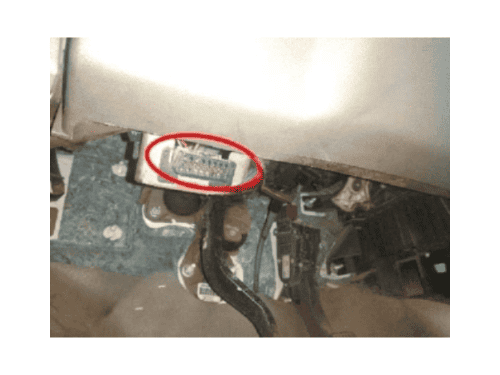 Emplacement de la prise de diagnostic OBD2 sous le volant d une Chevrolet Colorado