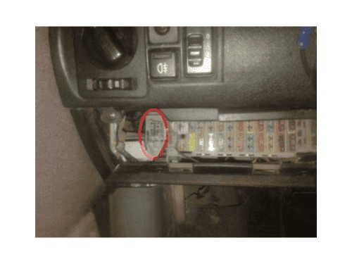 Photo montrant l emplacement de la prise OBD2 sur un Chevrolet Combo C avec un cercle rouge