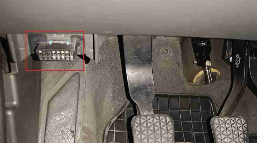 Emplacement de la prise OBD2 sous le tableau de bord d une Chevrolet Cruze