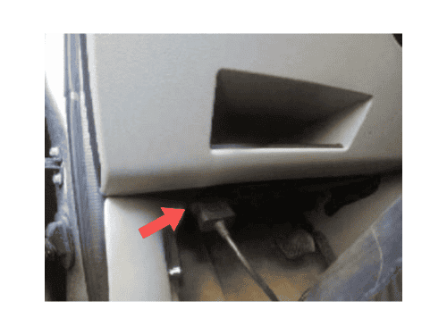 Localisation de la prise de diagnostic OBD2 sous le tableau de bord d une Chevrolet Equinox