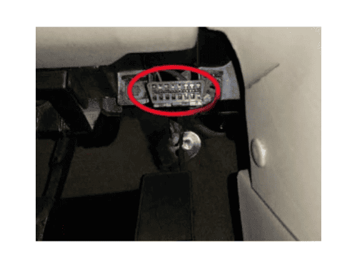 Emplacement de la prise de diagnostic OBD2 sous le volant d une Chevrolet Impala 8