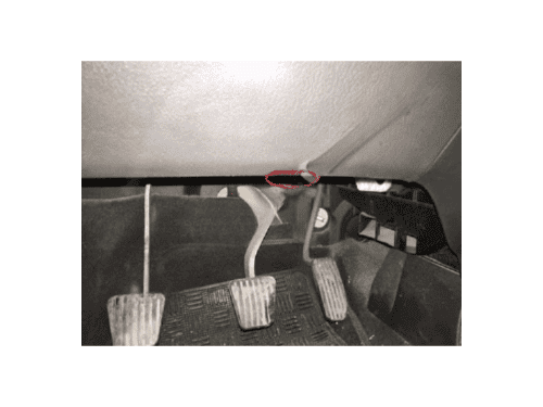 Localisation de la prise de diagnostic OBD sous le volant d une Chevrolet Kalos