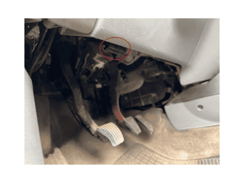 Photo montrant l emplacement de la prise de diagnostic OBD2 sur une Chevrolet Lacetti