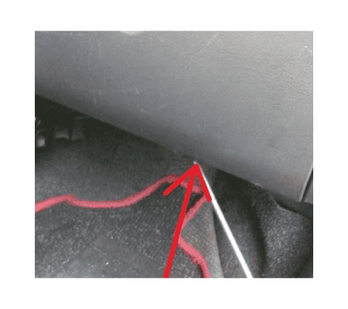 Une fleche rouge pointe l emplacement de la prise OBD de Chevrolet Matiz sous la boite a gants