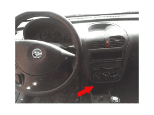 Localisation de la prise de diagnostic OBD2 sous le tableau de bord d'une Chevrolet Montana