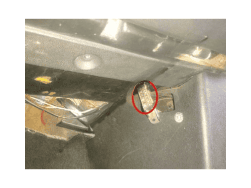 Emplacement de la prise de diagnostic OBD2 sous le tableau de bord d une Chevrolet Monza