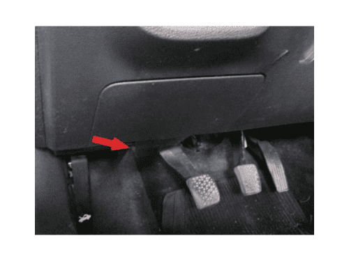 Emplacement de la prise de diagnostic OBD d une Chevrolet Onix près des pédales