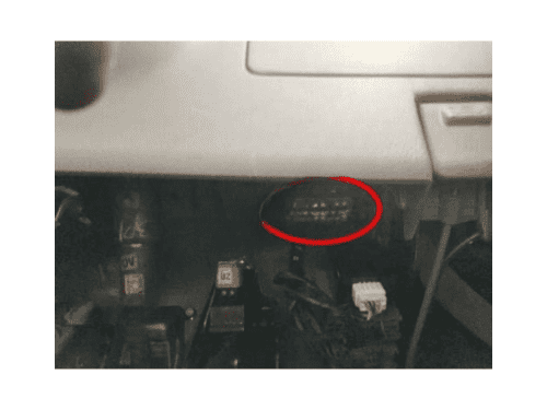 Photo montrant l emplacement de la prise OBD2 entouree en rouge sur une Chevrolet Optra RHD