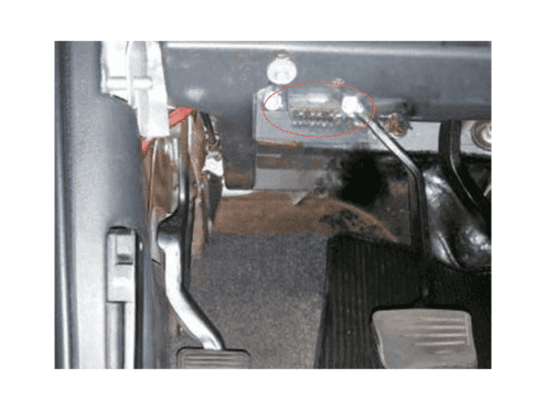 Localisation de la prise de diagnostic OBD entourée en rouge sur Chevrolet S10