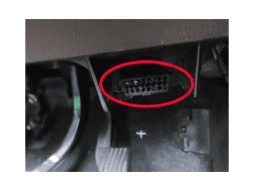 Localisation de la prise de diagnostic OBD2 sous le volant d une Chevrolet Sonic RHD