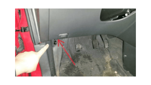 Localisation de la prise de diagnostic OBD2 sous le tableau de bord d une Chevrolet Spark