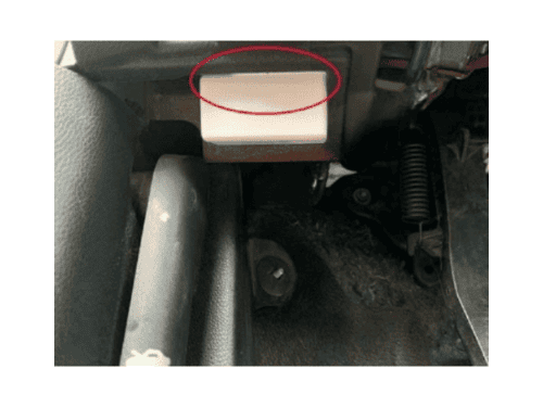 Localisation de la prise de diagnostic OBD2 sous le tableau de bord de la Chevrolet Spark 4