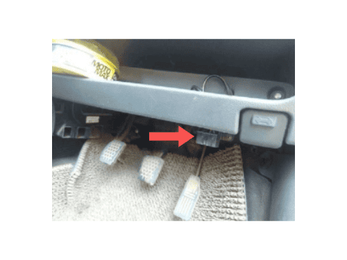 Une fleche rouge montre l emplacement de la prise OBD2 sur Chevrolet Spark pour le diagnostic
