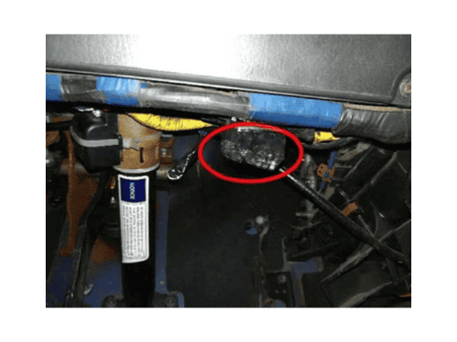 Localisation de la prise de diagnostic OBD2 sous le tableau de bord d une Chevrolet Tracker